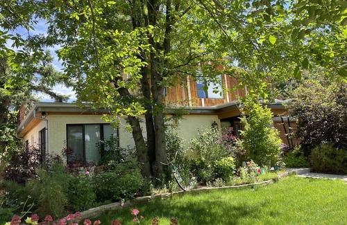 Martin Acres Apartamento | Beautiful newly updated home in Boulder! Entrance on side of house up stairs.