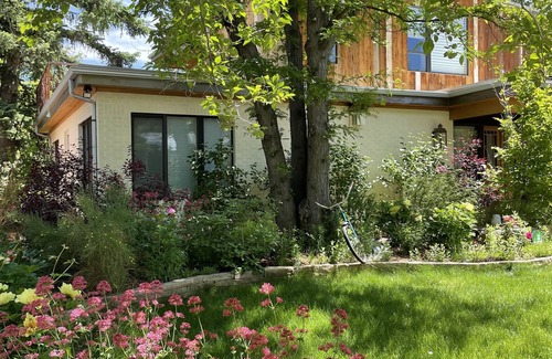 Martin Acres Apartamento | Beautiful newly updated home in Boulder! Entrance on side of house up stairs.