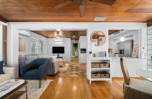 Laurel Casa | Beautiful Nokomis Beach Cottage. Walk to Beach w/Tranquil & Private Patio