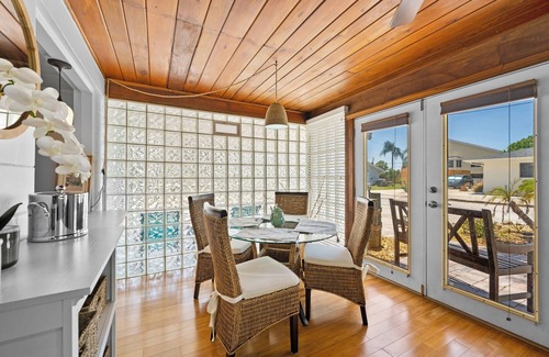 Laurel Casa | Beautiful Nokomis Beach Cottage. Walk to Beach w/Tranquil & Private Patio