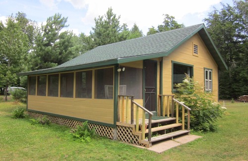 Eagle River Cabina | Hermosa cabaña de pino nudoso en el lago North Nokomis