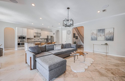 Katy Casa | Beautiful oasis in the heart of Katy! Sit poolside or enjoy lakefront access.