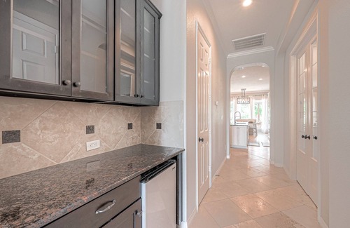 Katy Casa | Beautiful oasis in the heart of Katy! Sit poolside or enjoy lakefront access.