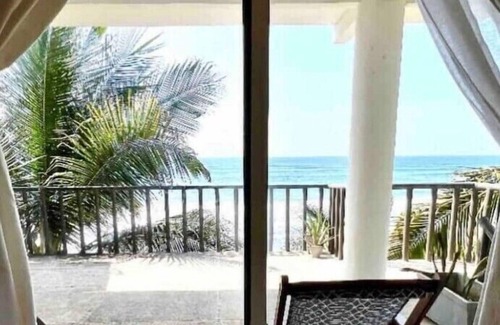 Saladita Apartamento | Beautiful oceanfront Room right on Playa La Saladita!