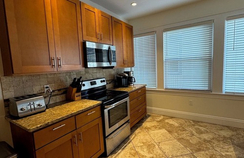 North End Condominio | Beautiful Ocean Ave condo, just a block from the beach and boardwalk!