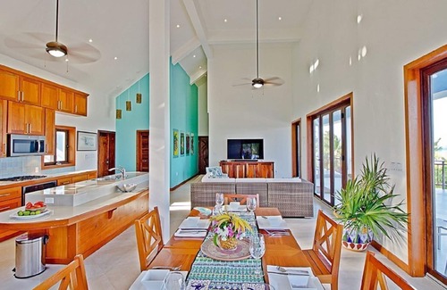 San Pedro Villa | Esmeralda Del Mar - Construida en 2017 Casa moderna tropical frente a la playa con piscina privada