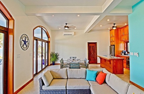 San Pedro Villa | Esmeralda Del Mar - Construida en 2017 Casa moderna tropical frente a la playa con piscina privada