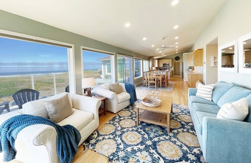 Waldport Casa | Beautiful Ocean Front Home! Sweeping Ocean Views!