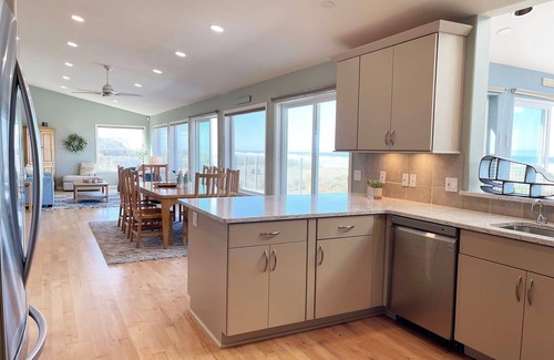 Waldport Casa | Beautiful Ocean Front Home! Sweeping Ocean Views!