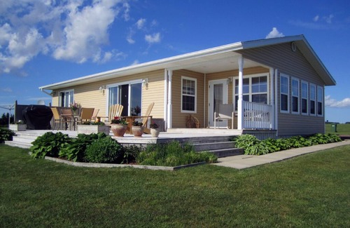 Borden-Carleton Cabaña | Hermosa casa de playa frente al mar, ideal para familias, WiFi, cubierta lg, barbacoa