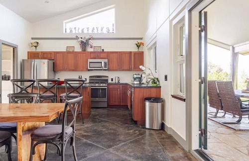 Pepeekeo Casa | Beautiful Oceanfront Estate with heated saltwater pool, Hamakua Coast Acreage.