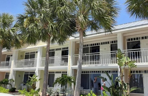 Ruskin Complejo | Beautiful one bedroom resort-style studio with pool and beach access...