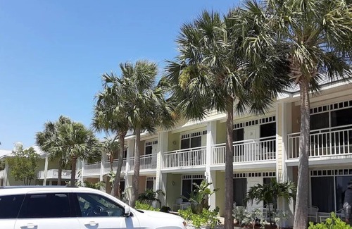 Ruskin Complejo | Beautiful one bedroom resort-style studio with pool and beach access...