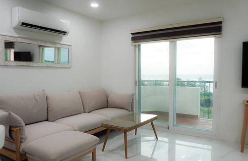 San Roque Apartamento | Beautiful One- Bedroom Unit across PauPau Beach