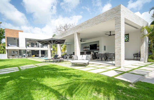 Weston Villa | Beautiful Onyx Luxury villa