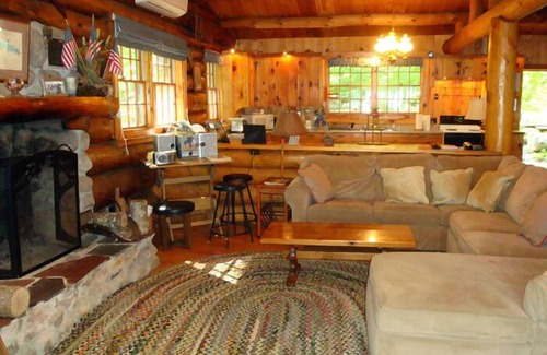 Oxford Cabaña | Beautiful open-concept log home in quiet setting on Thompson Lake.