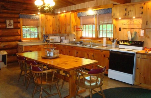 Oxford Cabaña | Beautiful open-concept log home in quiet setting on Thompson Lake.