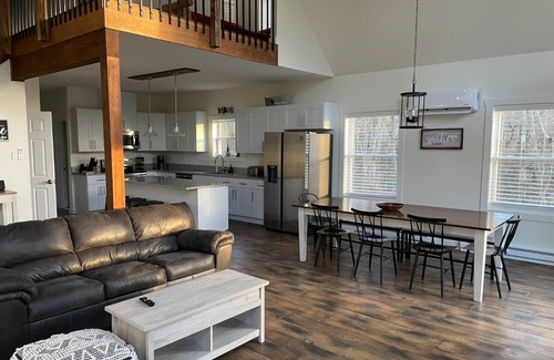 Jim Thorpe Chalet De Esquí | Beautiful Open Layout w/ Hot Tub, Huge Game Room, EV Charger, and Pet Friendly.