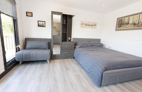 Gumley Cabina | Beautiful Open Plan Lakeside Lodge in Shearsby