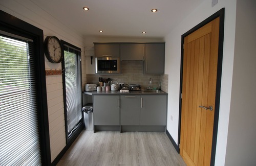 Gumley Cabina | Beautiful Open Plan Lakeside Lodge in Shearsby