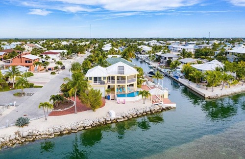 Pine Channel Estates Casa | Beautiful Open-Water Property
