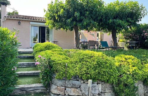 Preconil Villa | Hermosa villa de flores pacífica a 8 km del mar.