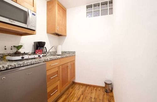 La Condesa Apartamento | Beautiful Peach Flower Art Wall Condesa G7