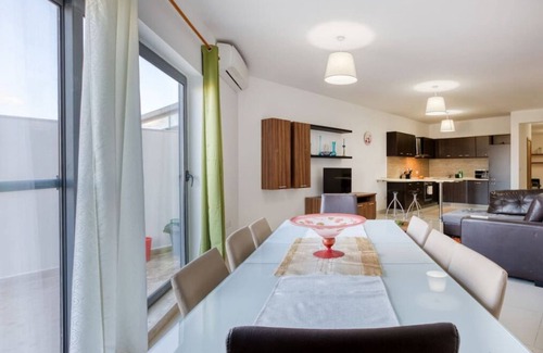 Luqa Apartamento | Beautiful PENT with terrace & spectacular views