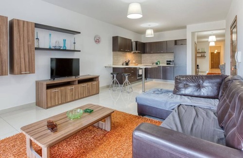 Luqa Apartamento | Beautiful PENT with terrace & spectacular views