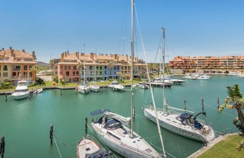 Sotogrande Apartamento | Beautiful penthouse overlooking marina channels
