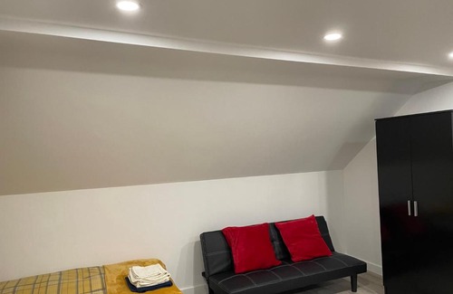 London Borough of Bromley Apartamento | Beautiful Penthouse Studio Flat in Bromley