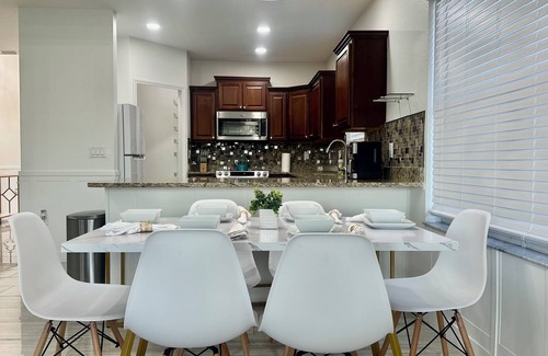 Harris Casa | Beautiful Pet friendly 4BR Property W/Large fenced Backyard Centrally Located