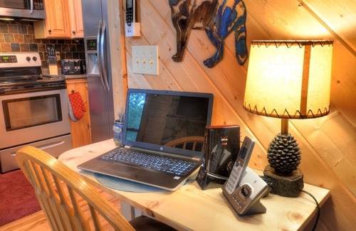 Stecoah Cabina | Hermosa cabaña aislada, que admite mascotas, con chimenea y bañera de hidromasaje.