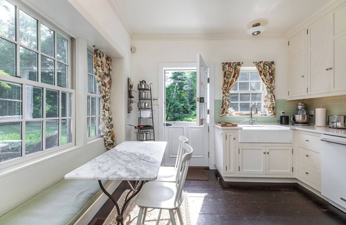 Lakeside Casa | Hermosa Pet Friendly Riverfront Cottage en el río Bantam en Washington Depot