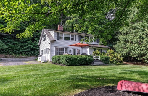 Lakeside Casa | Hermosa Pet Friendly Riverfront Cottage en el río Bantam en Washington Depot