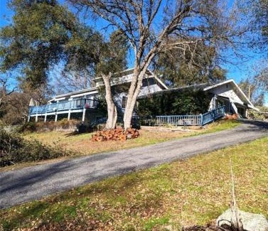Oakhurst Casa | Beautiful Pet-Friendly Spacious Lodge near Yosemite & Lakes 12 Beds 6 BR up to 16 people