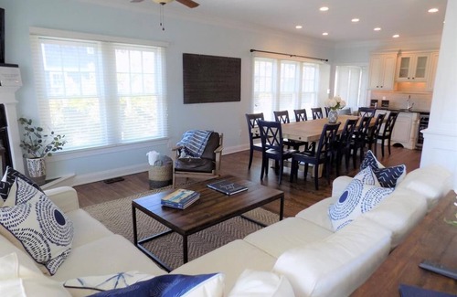 Admiral Estates Casa | BEAUTIFUL POOL, 6 BEDROOMS, BEACH BLOCK