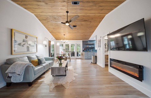 Gulf Breeze Casa | Beautiful Pool Home and Great Backyard for Corn Hole!