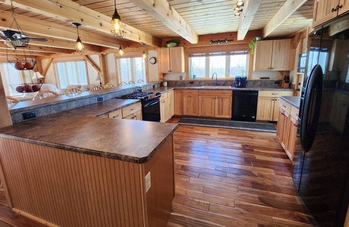 Dunbarton Casa | Beautiful Post & Beam home with 4 Bedroom, 2.5 baths, and a Hot Tub on back deck