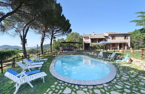 Massa Martana Villa | Casa de vacaciones privada con WIFI, piscina privada, TV, patio, mascotas permitida, aparcamiento
