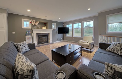 Langley Casa | Beautiful private 4 bedroom home on acreage - King sized bed!