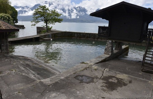 Montreux Villa | Estupenda casa de vacaciones privada con WIFI, TV, terraza, mascotas permitida y aparcamiento