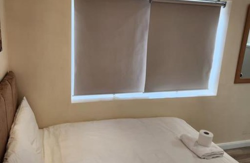 London Borough of Bexley Apartamento | Beautiful private en-suite room with its own entry