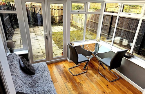 Warwick Apartamento | Beautiful, private, garden room . Great location and off street parking.