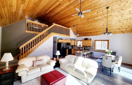 Tainter Lake Chalet De Esquí | Beautiful private Tainter Lake Retreat in Western WI. Sleeps 10-12