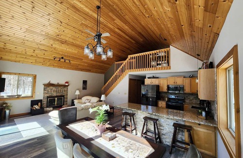 Tainter Lake Chalet De Esquí | Beautiful private Tainter Lake Retreat in Western WI. Sleeps 10-12