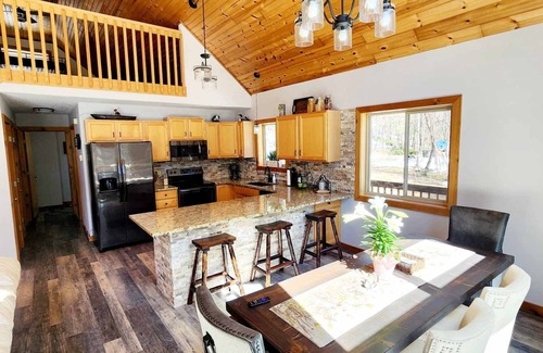 Tainter Lake Chalet De Esquí | Beautiful private Tainter Lake Retreat in Western WI. Sleeps 10-12