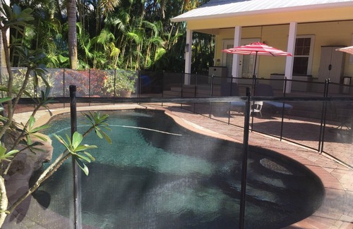 Jensen Beach Casa | Hermosa casa privada Piscina climatizada / cascada y solo 5 minutos a las playas locales.