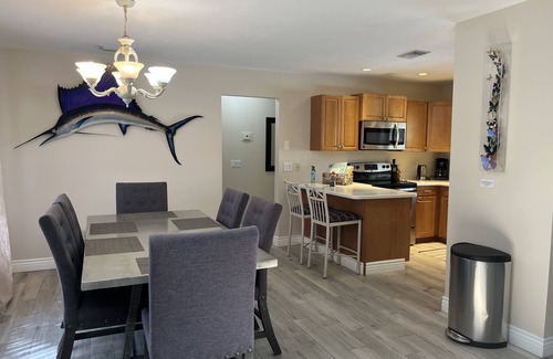 Port Saint Lucie Casa | Hermosa piscina privada / patio en casa, recientemente renovada