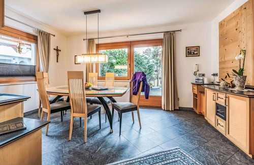Eckartau Villa | Preciosa casa de vacaciones privada para 12 personas con WIFI, TV, patio y aparcamiento